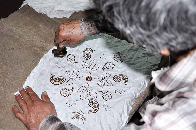 La antigua práctica del estampado “basma” utilizando las matrices con motivos tradicionales